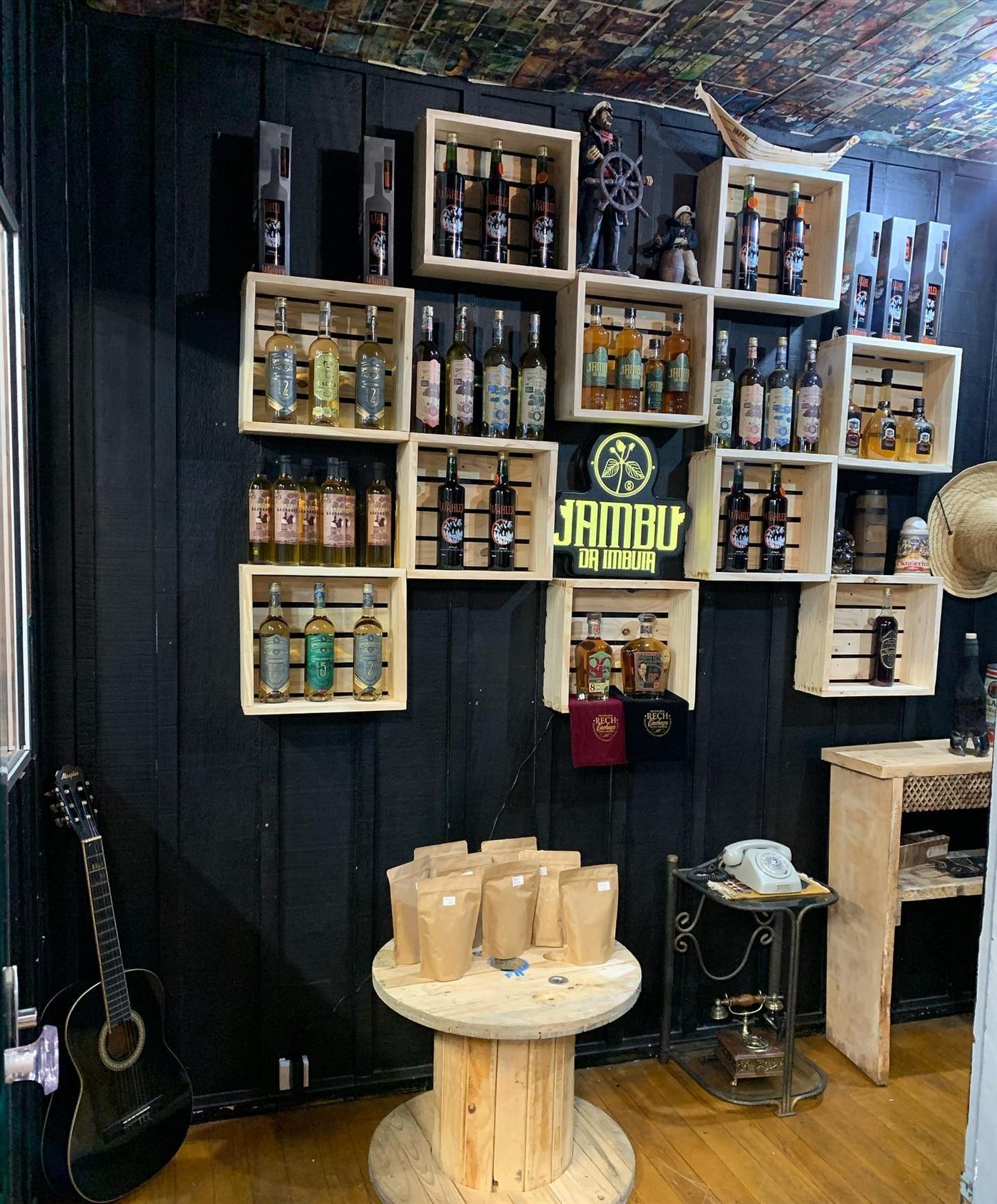 Estante de madeira com os produtos da casa